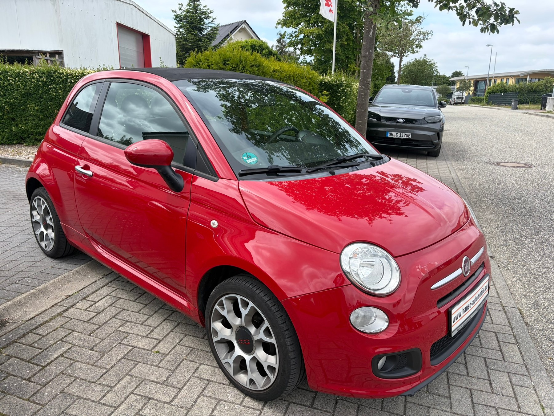 Roter Fiat 500 bei Hanse Automobile