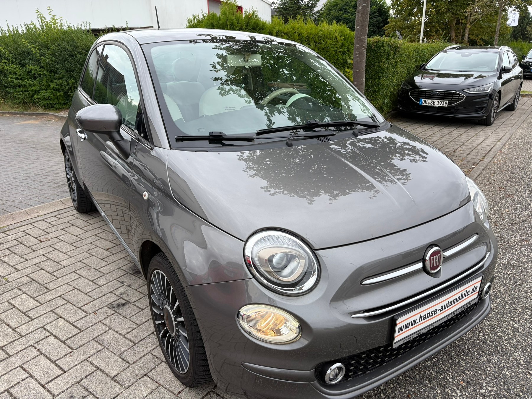 Grauer Fiat 500 bei Hanse Automobile